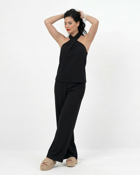 Conjunto negro top halter cuello cruzado sin mangas y pantalón ancho pierna recta, elegante y sensual para fiestas, matrimonios y salidas de noche en Colombia