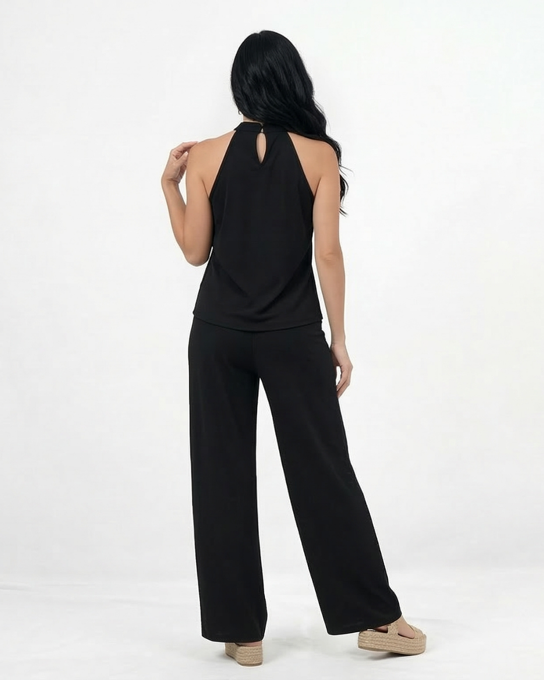 Conjunto negro top halter cuello cruzado sin mangas y pantalón ancho pierna recta, elegante y sensual para fiestas, matrimonios y salidas de noche en Colombia