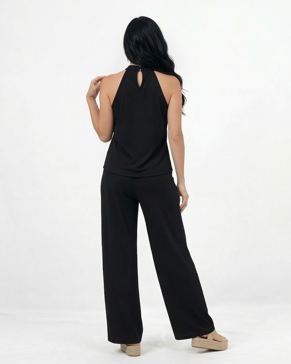 Conjunto negro top halter cuello cruzado sin mangas y pantalón ancho pierna recta, elegante y sensual para fiestas, matrimonios y salidas de noche en Colombia