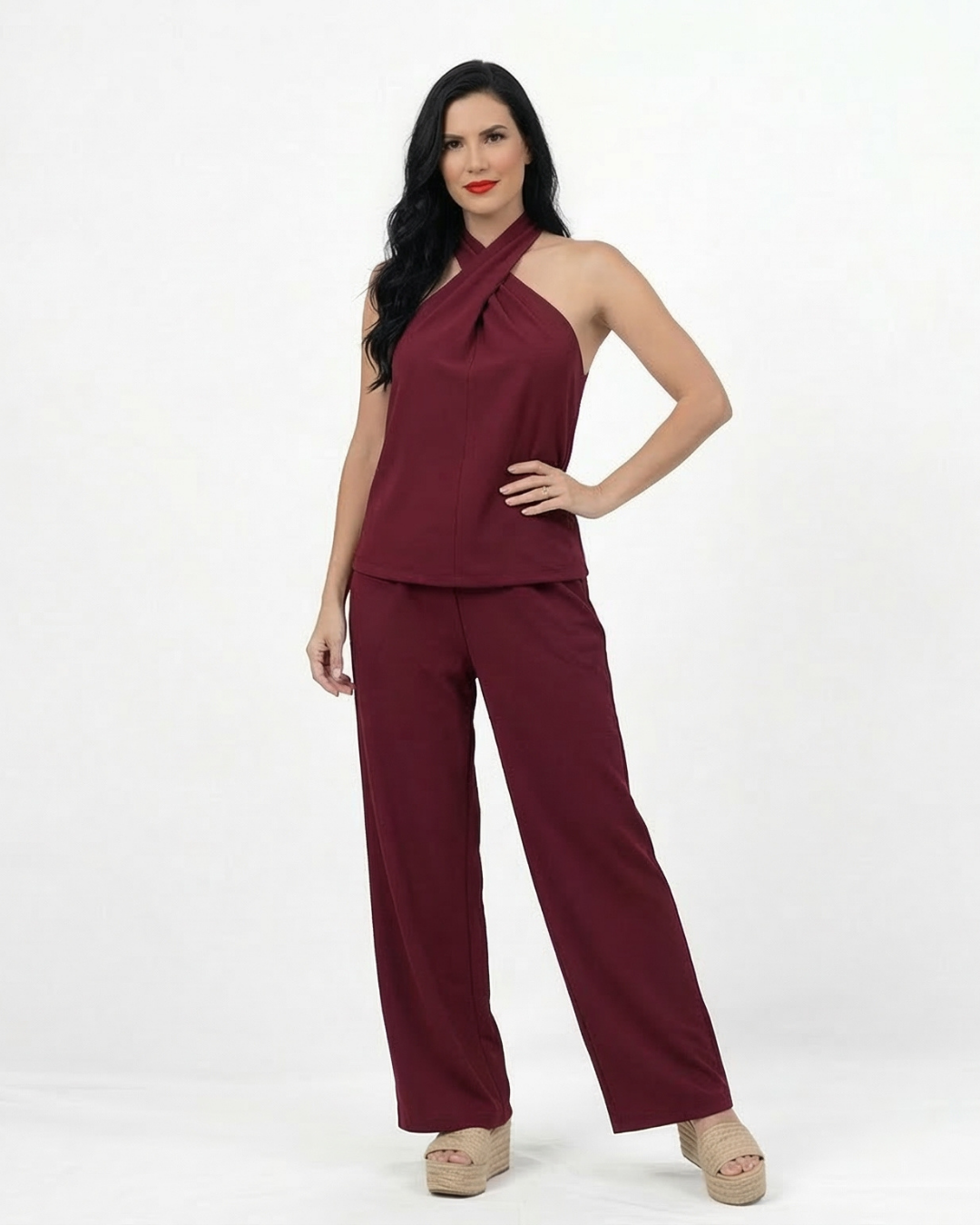 Conjunto vino top halter cuello cruzado sin mangas y pantalón ancho pierna recta, sofisticado para fiestas, matrimonios y eventos elegantes en Colombia