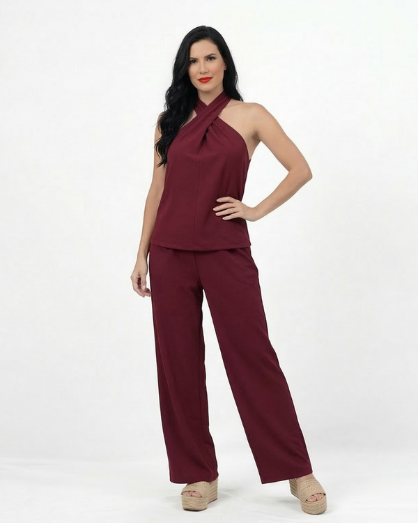 Conjunto vino top halter cuello cruzado sin mangas y pantalón ancho pierna recta, sofisticado para fiestas, matrimonios y eventos elegantes en Colombia