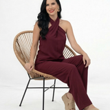 Conjunto vino top halter cuello cruzado sin mangas y pantalón ancho pierna recta, sofisticado para fiestas, matrimonios y eventos elegantes en Colombia