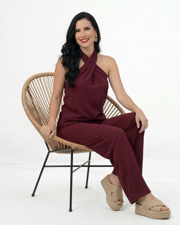 Conjunto vino top halter cuello cruzado sin mangas y pantalón ancho pierna recta, sofisticado para fiestas, matrimonios y eventos elegantes en Colombia