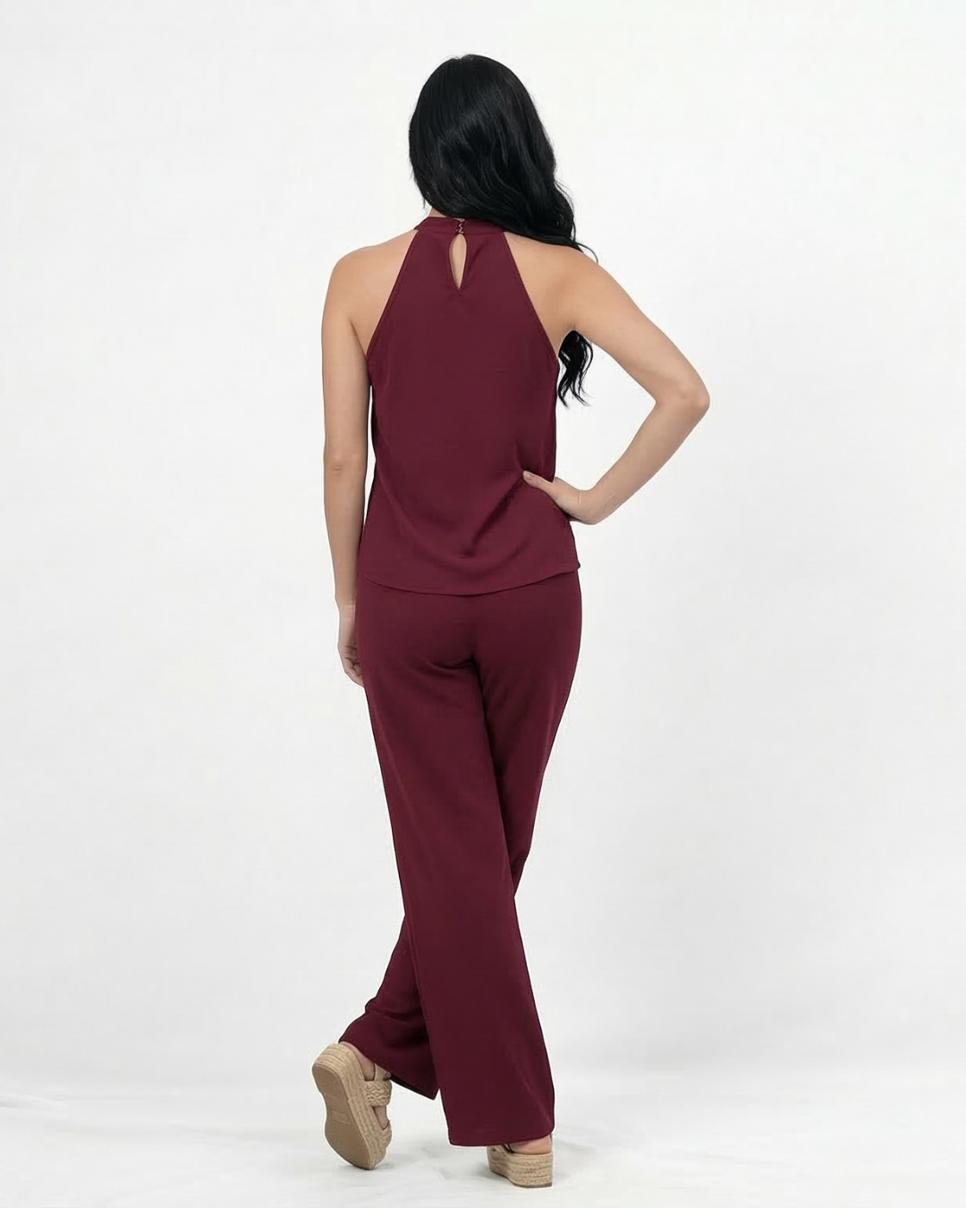 Conjunto vino top halter cuello cruzado sin mangas y pantalón ancho pierna recta, sofisticado para fiestas, matrimonios y eventos elegantes en Colombia