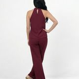 Conjunto vino top halter cuello cruzado sin mangas y pantalón ancho pierna recta, sofisticado para fiestas, matrimonios y eventos elegantes en Colombia