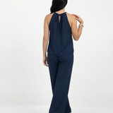 Conjunto azul marino top halter cuello redondo fruncido con doble capa fluida y pantalón ancho, elegante para matrimonios, fiestas y eventos especiales en Colombia