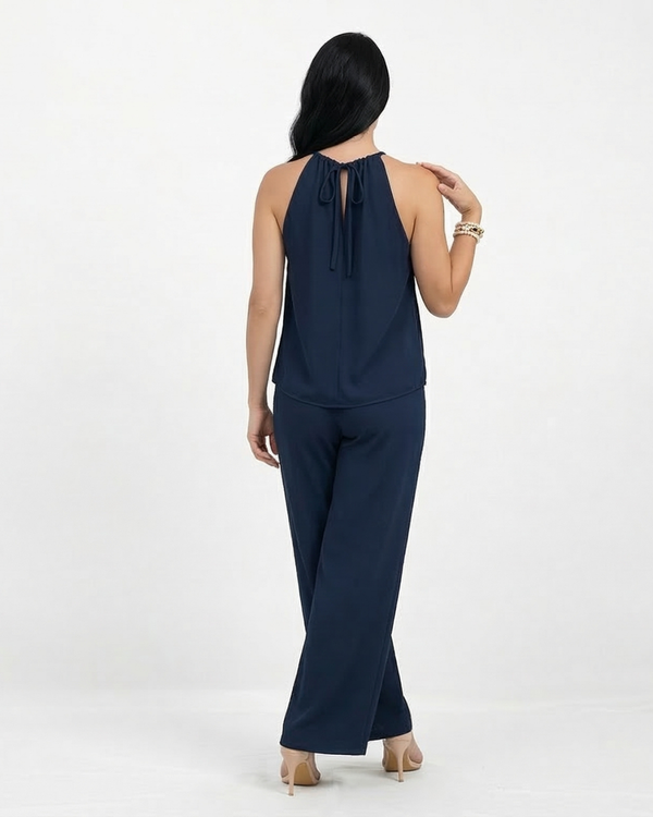Conjunto azul marino top halter cuello redondo fruncido con doble capa fluida y pantalón ancho, elegante para matrimonios, fiestas y eventos especiales en Colombia