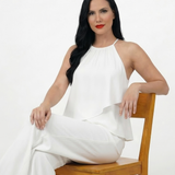 Conjunto blanco top halter cuello redondo fruncido con doble capa fluida y pantalón ancho, sofisticado para matrimonios de día y salidas elegantes en Colombia