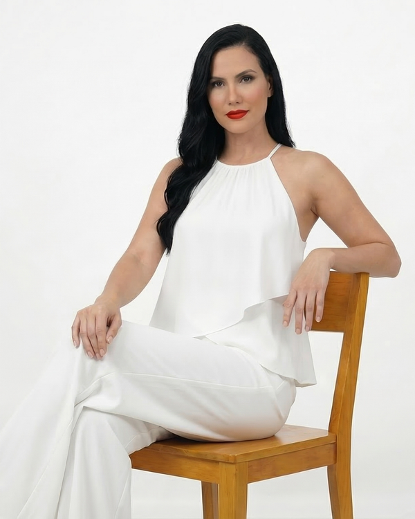 Conjunto blanco top halter cuello redondo fruncido con doble capa fluida y pantalón ancho, sofisticado para matrimonios de día y salidas elegantes en Colombia