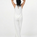 Conjunto blanco top halter cuello redondo fruncido con doble capa fluida y pantalón ancho, sofisticado para matrimonios de día y salidas elegantes en Colombia