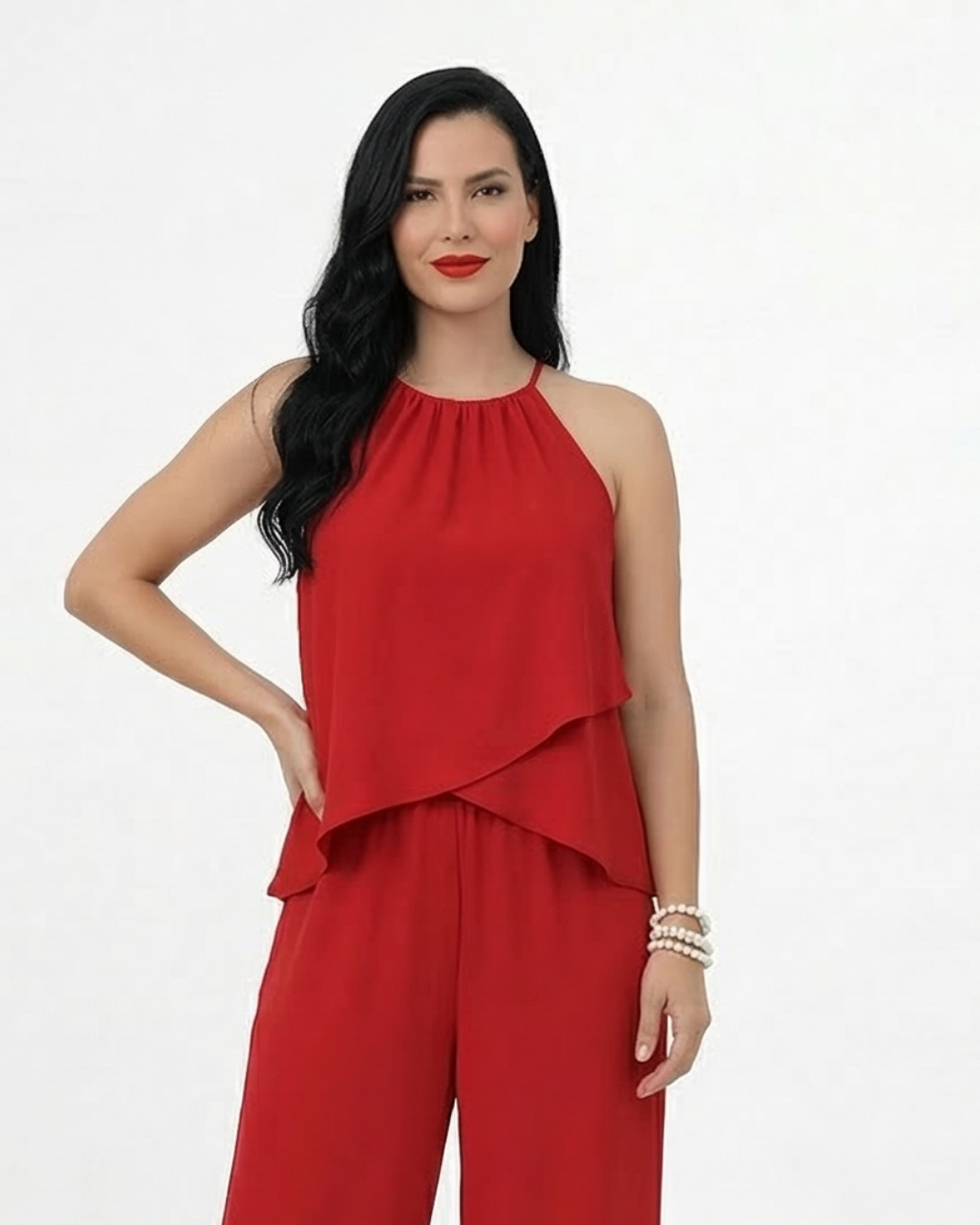 Conjunto rojo top halter cuello redondo fruncido con doble capa fluida y pantalón ancho, llamativo y elegante para fiestas, matrimonios y grados en Colombia