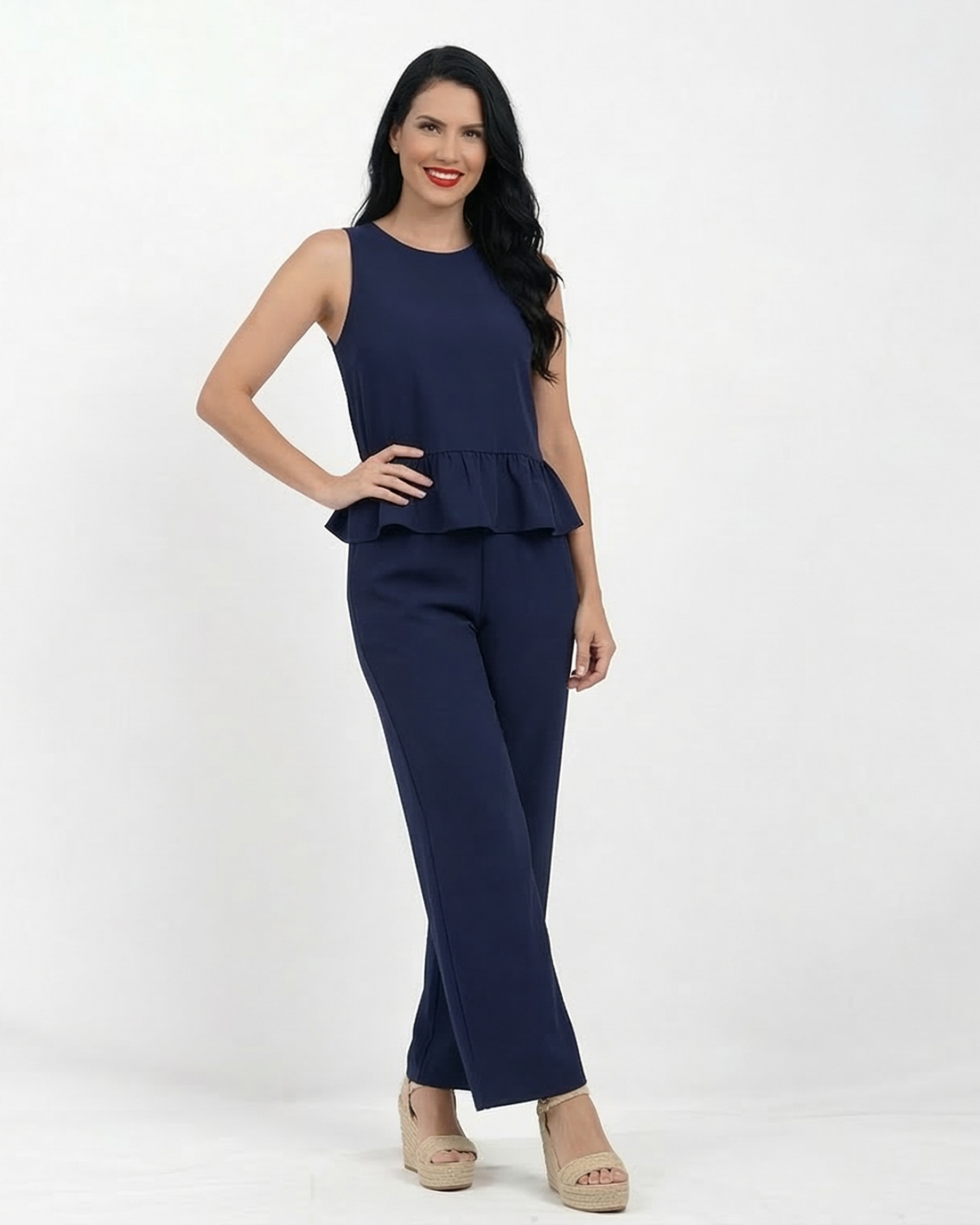 Conjunto azul marino dos piezas top sin mangas cuello redondo con volante peplum y pantalón recto de pierna recta, sofisticado y cómodo para fiestas, grados y salidas elegantes en Colombia