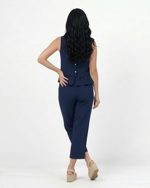 Conjunto azul marino dos piezas top sin mangas cuello redondo con volante peplum y pantalón recto de pierna recta, sofisticado y cómodo para fiestas, grados y salidas elegantes en Colombia