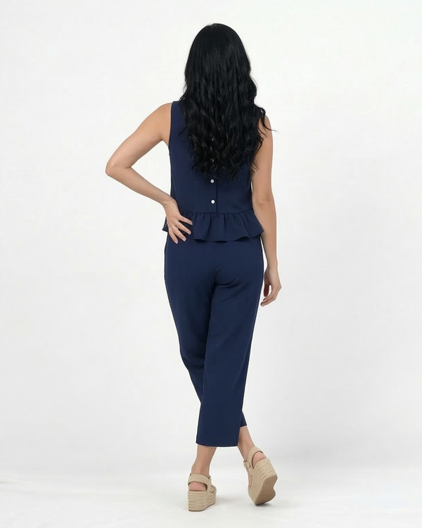 Conjunto azul marino dos piezas top sin mangas cuello redondo con volante peplum y pantalón recto de pierna recta, sofisticado y cómodo para fiestas, grados y salidas elegantes en Colombia