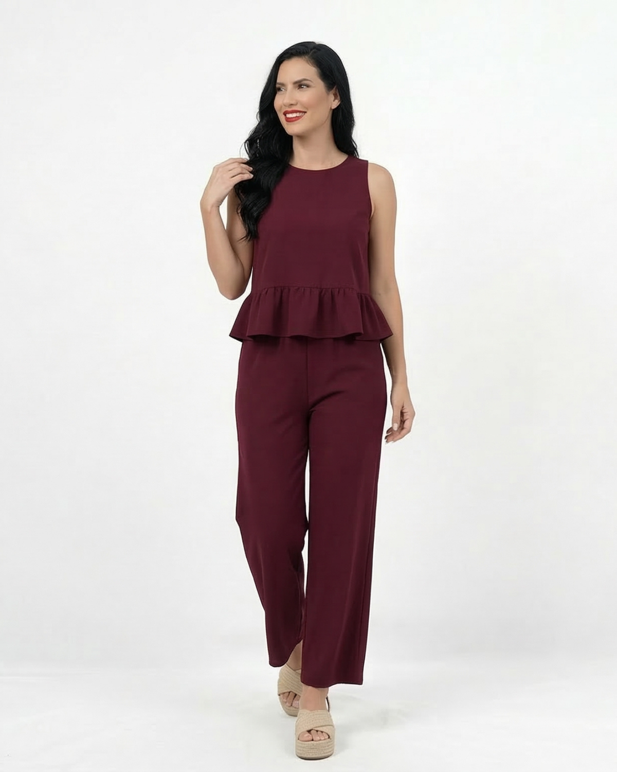 Conjunto vino dos piezas top sin mangas cuello redondo con volante peplum y pantalón recto de pierna recta, elegante y femenino para fiestas, grados y matrimonios en Colombia