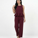 Conjunto vino dos piezas top sin mangas cuello redondo con volante peplum y pantalón recto de pierna recta, elegante y femenino para fiestas, grados y matrimonios en Colombia