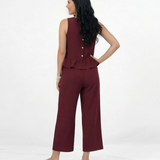 Conjunto vino dos piezas top sin mangas cuello redondo con volante peplum y pantalón recto de pierna recta, elegante y femenino para fiestas, grados y matrimonios en Colombia