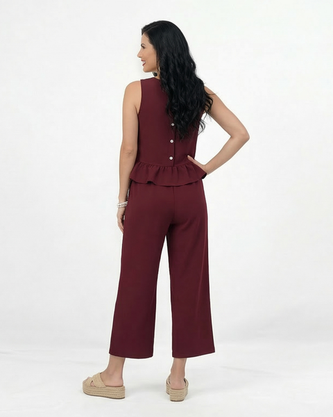 Conjunto vino dos piezas top sin mangas cuello redondo con volante peplum y pantalón recto de pierna recta, elegante y femenino para fiestas, grados y matrimonios en Colombia