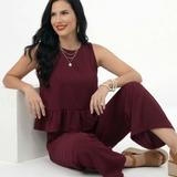 Conjunto vino dos piezas top sin mangas cuello redondo con volante peplum y pantalón recto de pierna recta, elegante y femenino para fiestas, grados y matrimonios en Colombia