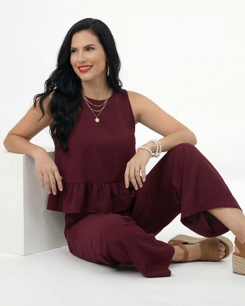 Conjunto vino dos piezas top sin mangas cuello redondo con volante peplum y pantalón recto de pierna recta, elegante y femenino para fiestas, grados y matrimonios en Colombia