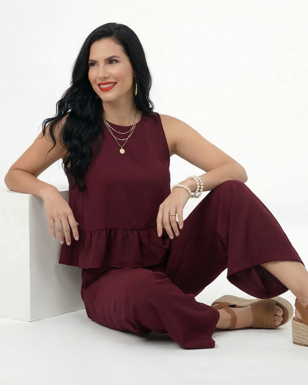Conjunto vino dos piezas top sin mangas cuello redondo con volante peplum y pantalón recto de pierna recta, elegante y femenino para fiestas, grados y matrimonios en Colombia