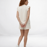 Conjunto beige top sin mangas cuello en V con volantes en hombros y short cintura elástica, cómodo y femenino para salidas casuales y fines de semana