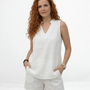 Conjunto blanco de top sin mangas con escote en V y short con bolsillos, ideal para salidas casuales, paseos y días de calor