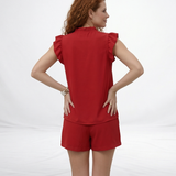 Conjunto rojo top sin mangas cuello en V con volantes en hombros y short cintura elástica, outfit llamativo y cómodo para salidas y planes casuales