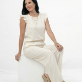 Conjunto beige top sin mangas con volantes en hombros y pantalón ancho pierna recta, elegante y cómodo para salidas, fiestas y reuniones en Colombia