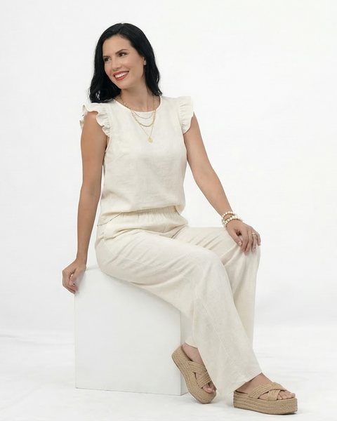 Conjunto beige top sin mangas con volantes en hombros y pantalón ancho pierna recta, elegante y cómodo para salidas, fiestas y reuniones en Colombia