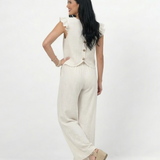 Conjunto beige top sin mangas con volantes en hombros y pantalón ancho pierna recta, elegante y cómodo para salidas, fiestas y reuniones en Colombia