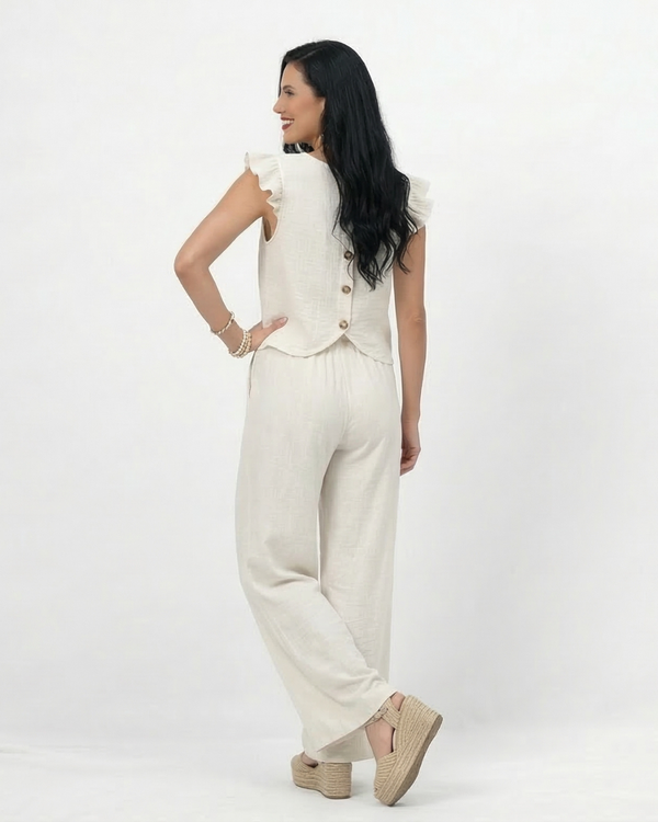 Conjunto beige top sin mangas con volantes en hombros y pantalón ancho pierna recta, elegante y cómodo para salidas, fiestas y reuniones en Colombia