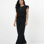 Conjunto negro top sin mangas con volantes en hombros y pantalón ancho pierna recta, sofisticado y versátil para fiestas, grados y salidas elegantes en Colombia