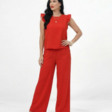 Conjunto rojo top sin mangas con volantes en hombros y pantalón ancho pierna recta, llamativo y elegante para fiestas, matrimonios y eventos especiales en Colombia