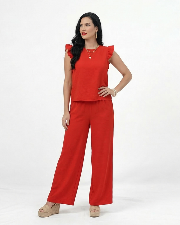 Conjunto rojo top sin mangas con volantes en hombros y pantalón ancho pierna recta, llamativo y elegante para fiestas, matrimonios y eventos especiales en Colombia