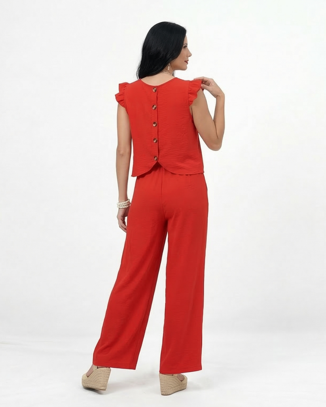 Conjunto rojo top sin mangas con volantes en hombros y pantalón ancho pierna recta, llamativo y elegante para fiestas, matrimonios y eventos especiales en Colombia