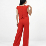 Conjunto rojo top sin mangas con volantes en hombros y pantalón ancho pierna recta, llamativo y elegante para fiestas, matrimonios y eventos especiales en Colombia