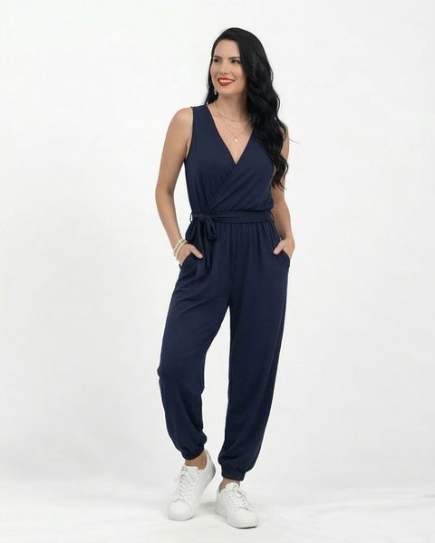 Enterizo azul marino cruzado sin mangas con escote en V, lazo en cintura, bolsillos y bota jogger, cómodo y femenino para salidas casuales