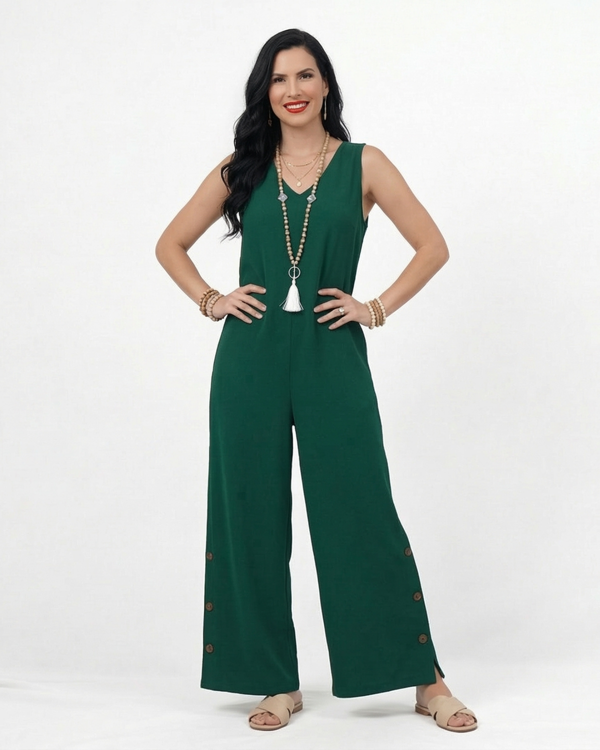 Enterizo verde en lino sin mangas con escote en V y pierna ancha con botones en el ruedo, ideal para salidas casuales y planes al aire libre