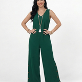 Enterizo verde en lino sin mangas con escote en V y pierna ancha con botones en el ruedo, ideal para salidas casuales y planes al aire libre