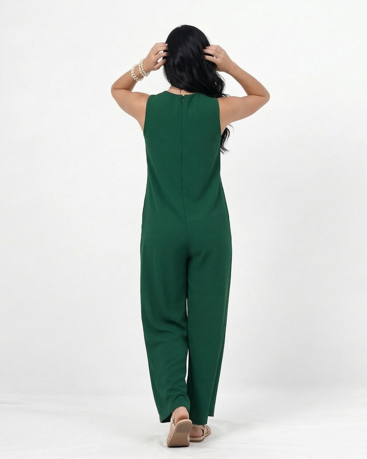 Enterizo verde en lino sin mangas con escote en V y pierna ancha con botones en el ruedo, ideal para salidas casuales y planes al aire libre