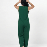 Enterizo verde en lino sin mangas con escote en V y pierna ancha con botones en el ruedo, ideal para salidas casuales y planes al aire libre