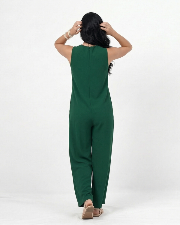 Enterizo verde en lino sin mangas con escote en V y pierna ancha con botones en el ruedo, ideal para salidas casuales y planes al aire libre