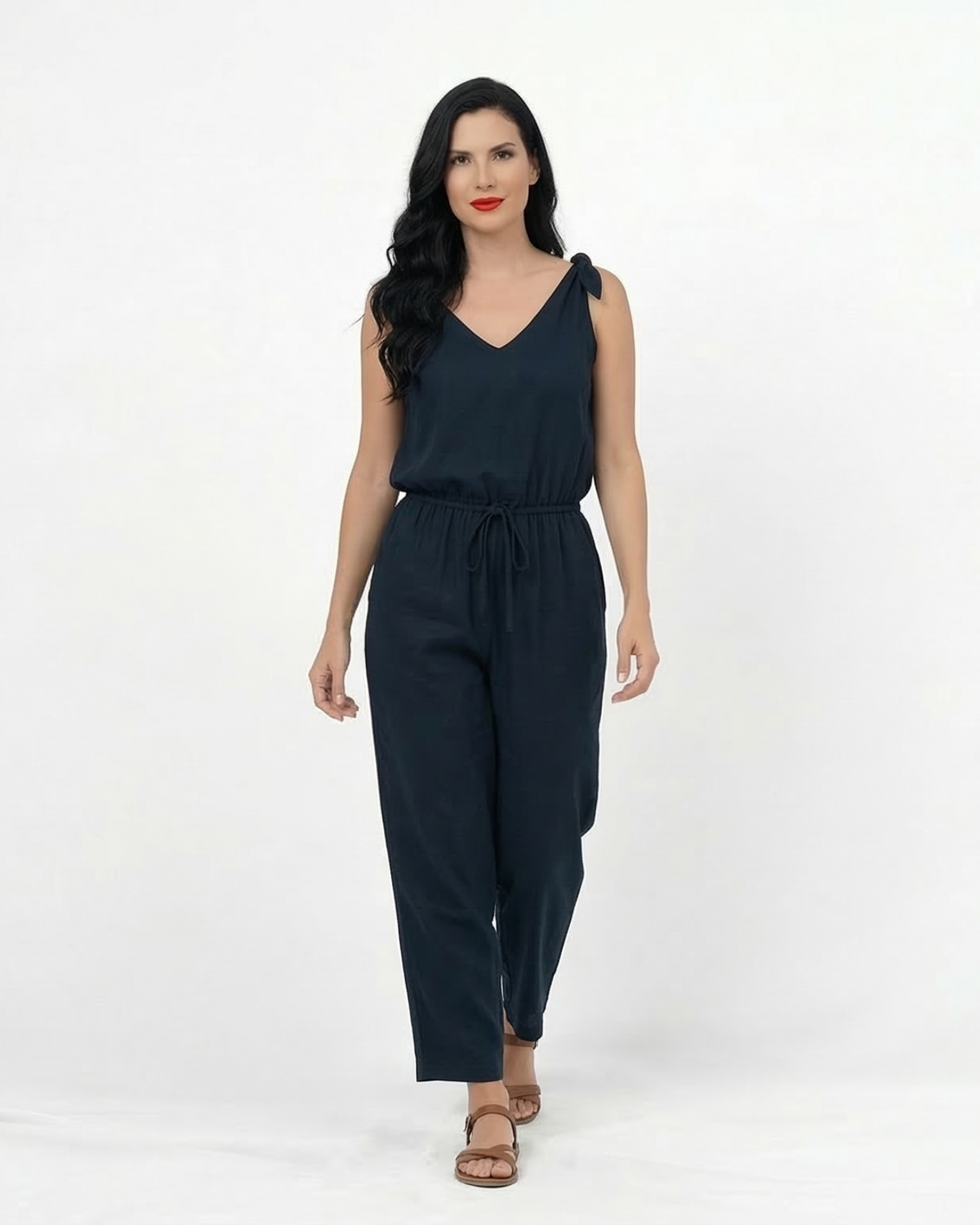 Enterizo azul marino de tirantes con lazo en hombros y cintura elástica con cordón, fresco y estilizado para salidas de día y planes casuales