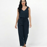 Enterizo azul marino de tirantes con lazo en hombros y cintura elástica con cordón, fresco y estilizado para salidas de día y planes casuales