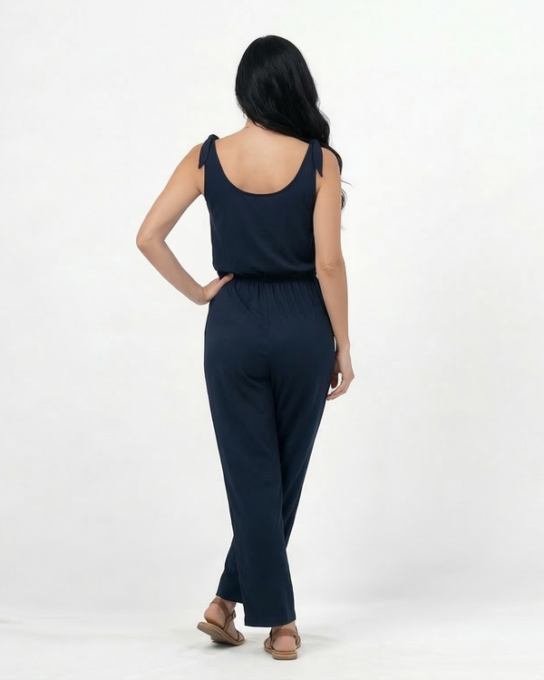 Enterizo azul marino de tirantes con lazo en hombros y cintura elástica con cordón, fresco y estilizado para salidas de día y planes casuales