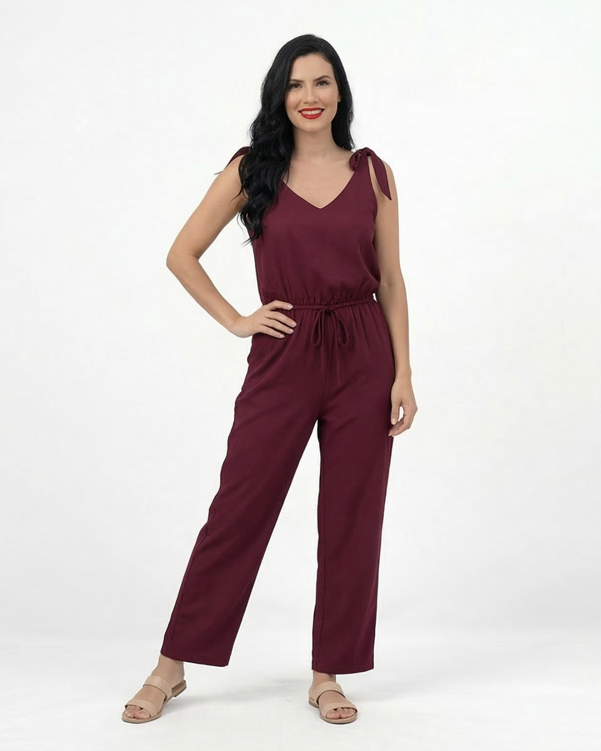 Enterizo vinotinto de tirantes con lazo en hombros, escote en V y cintura con cordón, elegante y femenino para salidas de noche y eventos