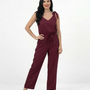 Enterizo vinotinto de tirantes con lazo en hombros, escote en V y cintura con cordón, elegante y femenino para salidas de noche y eventos