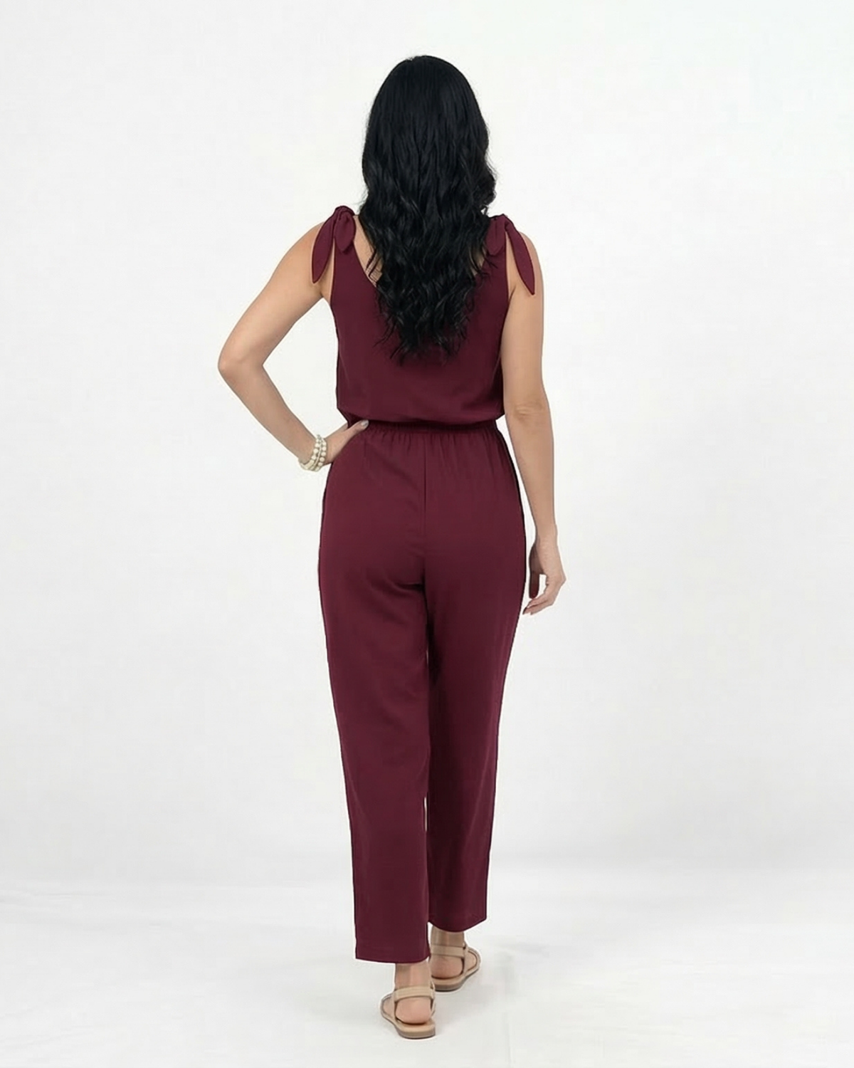 Enterizo vinotinto de tirantes con lazo en hombros, escote en V y cintura con cordón, elegante y femenino para salidas de noche y eventos