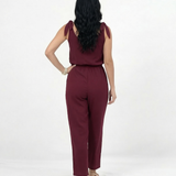 Enterizo vinotinto de tirantes con lazo en hombros, escote en V y cintura con cordón, elegante y femenino para salidas de noche y eventos